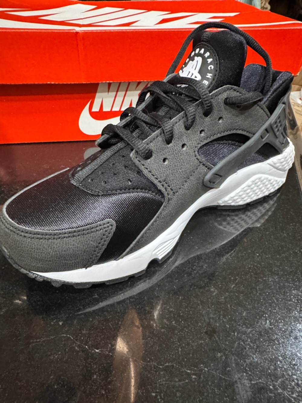 Woman’s air huarache run sneakers new